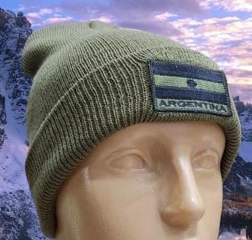 GORRO DE LANA CON BANDERA ARGENTINA BORDADA