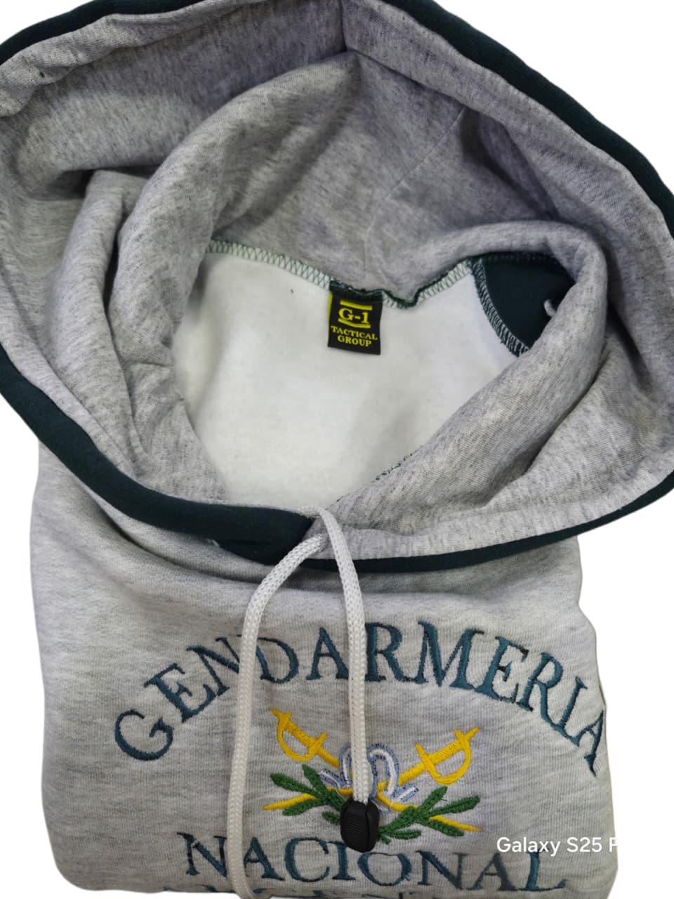BUZO GRIS FRIZADO CON LOGO