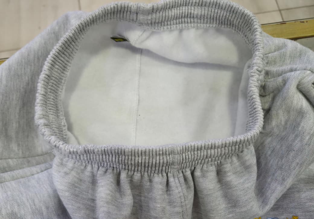 PANTALON GRIS RECTO FRIZADO CON LOGO