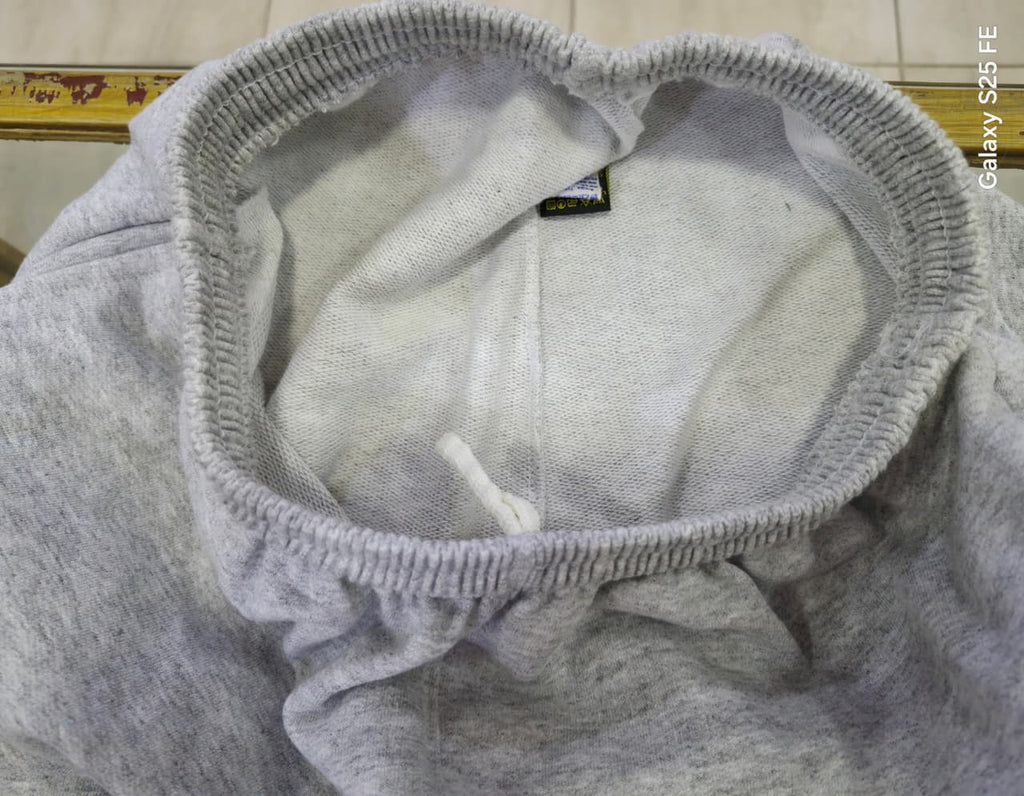 PANTALON GRIS RECTO SIN FRIZA CON LOGO